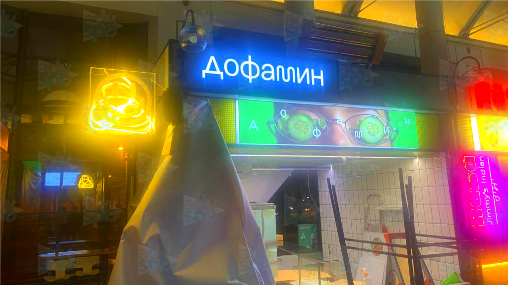 Прорезанные буквы в световом коробе в интерьере